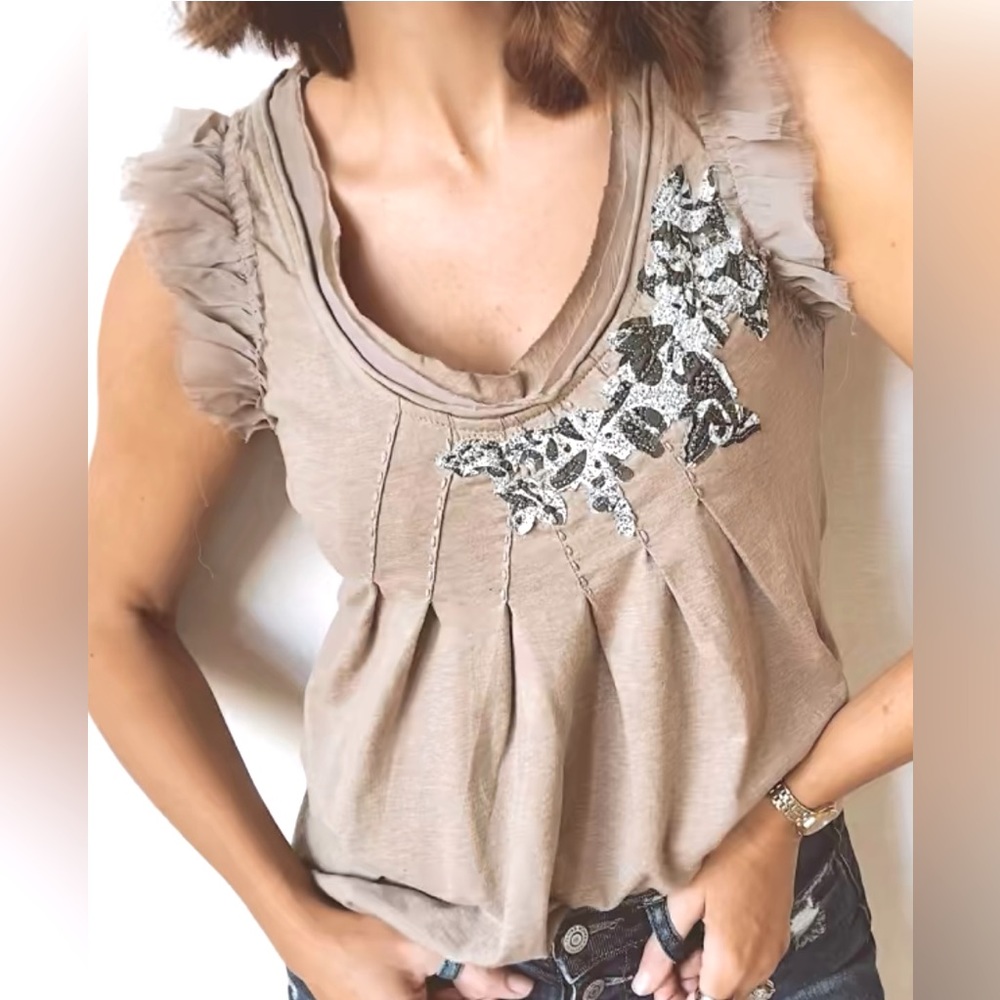 Chiffon sleeve embroidered top ✨
